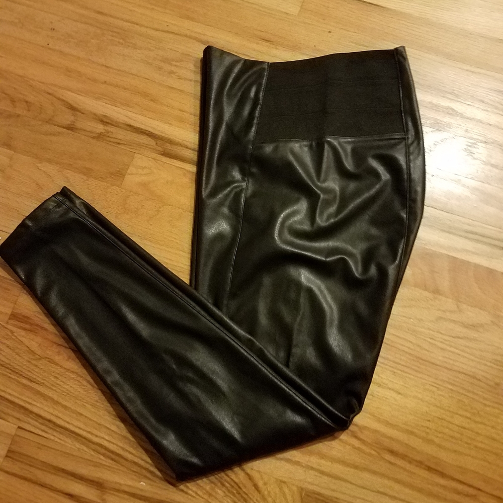 Striking pleather black leggings